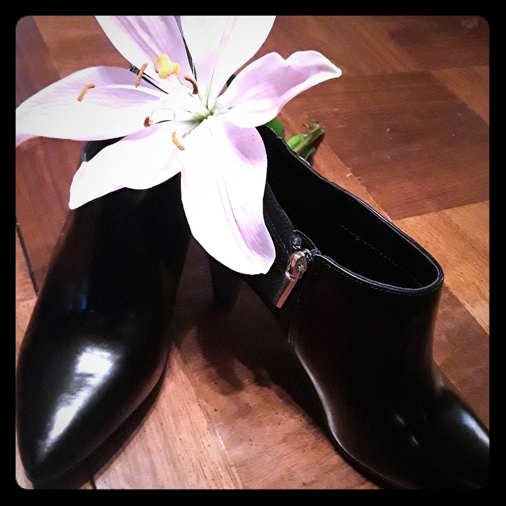 Bandolino black leather ankle zip up boot sz 6.5